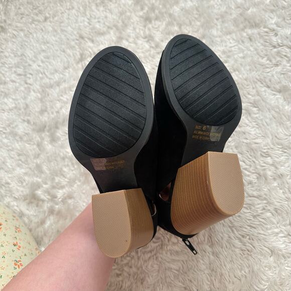 NWOT Qupid Peep Toe Blocked Heeled Booties Size 6 Black Faux Suede Open Toe - Picture 2 of 6